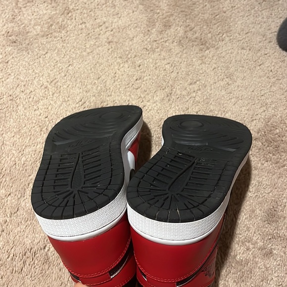 Jordan 1 mid Chicago toe. worn only 3 times. in very good shape. clean. - Picture 6 of 7